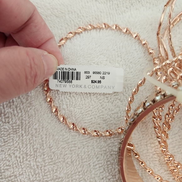 CHRISTMAS SALES EVENT New York & Company Bracelet Bangle Set BNWT - Picture 2 of 3